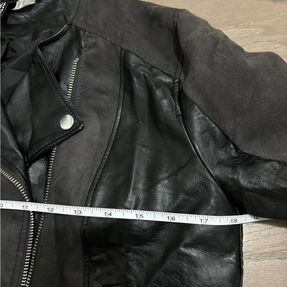 Divided Women’s Moto Jacket Faux Leather and Suede Black and Dark Gray. 12 - Picture 6 of 8